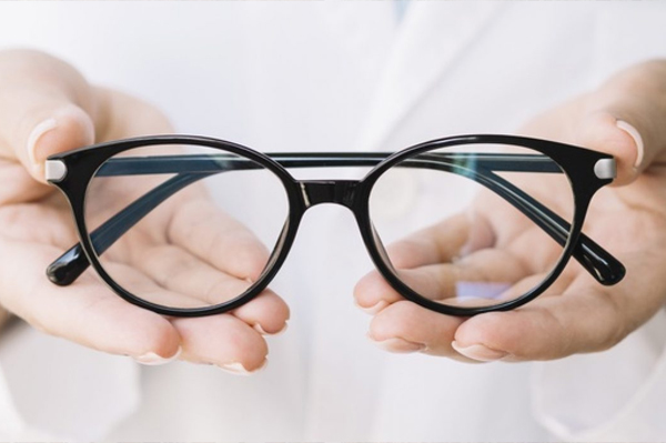 Pilih Kacamata Berdasarkan Bentuk Wajah